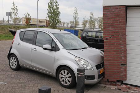 Bestuurder vliegt met auto uit de bocht en ramt geparkeerde auto aan het Vooreinde Waalwijk