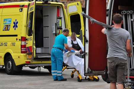 Man valt van trapje bij werkzaamheden aan school aan het Rembrandtpark Waalwijk