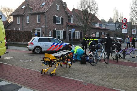 Fietser mogelijk zwaargewond na aanrijding met auto aan de Burg. Moonenlaan Waalwijk