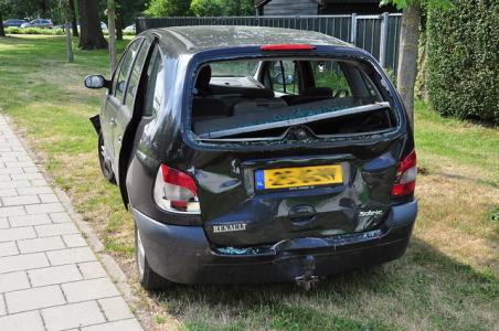 Bus klapt op rijtje auto&#039;s, zwangere vrouw gewond naar het ziekenhuis