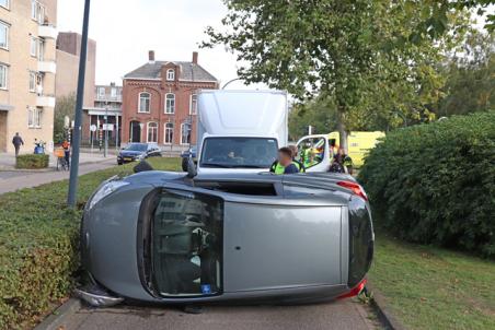 Auto op zijn kant bij ongeval aan de Burg. van der Klokkenlaan