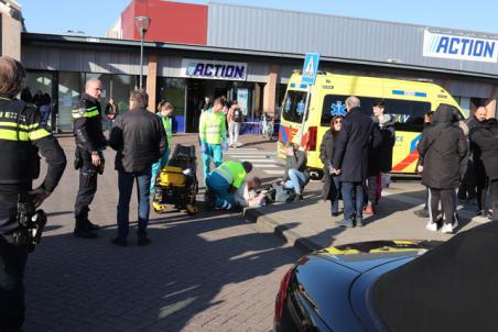 Vrouw op fiets aangereden door automobilist op parkeerplaats winkelcentrum De Els Waalwijk