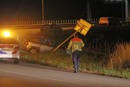 Bestuurder vliegt met auto uit de bocht op de A59 (Maasroute) Waalwijk