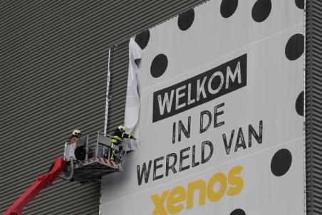 Spandoek met frame laat los bij Xenos distributiecentrum aan de Schutweg Waalwijk