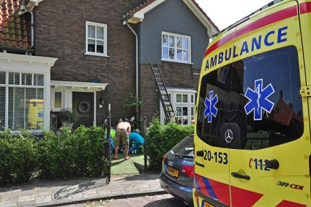 Vrouw valt van ladder tijdens zemen van ramen aan de Baardwijksestraat Waalwijk