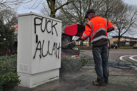 Vandalen spuiten &#039;Fuck Allah&#039; op VRI-kast in Waalwijk