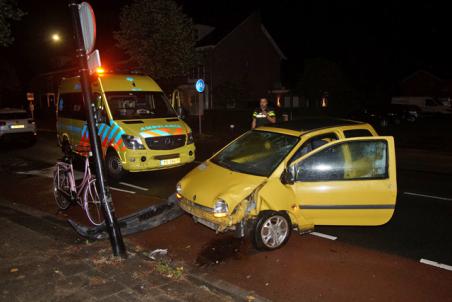 Bestuurder botst met auto tegen lantaarnpaal aan de Burg. Smeelelaan Waalwijk