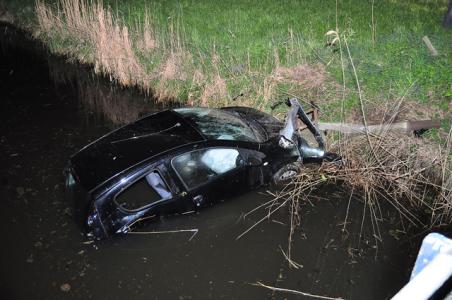 Dronken bestuurster rijdt met auto in de sloot aan de Valkenvoortweg Waalwijk