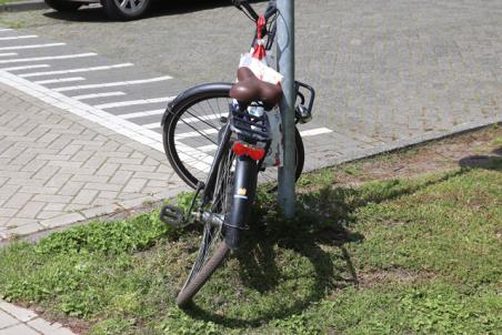 Jongetje komt hard ten val bij botsing tegen auto aan de Talmastraat Waalwijk