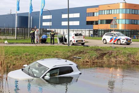 Bestuurder raakt te water met auto bij flink ongeval aan de Weteringweg Waalwijk
