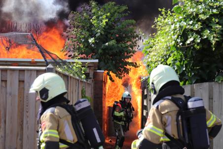 Schuur gaat in vlammen op aan de Palestrinastraat Waalwijk