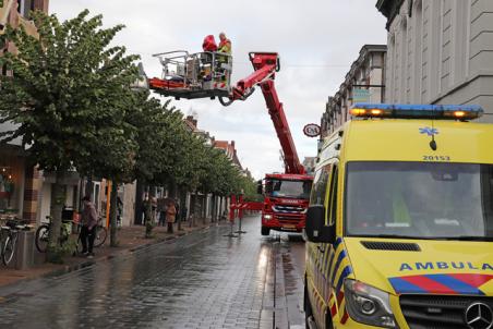 Brandweer rukt uit voor assistentie ambulancepersoneel aan de Grotestraat Waalwijk