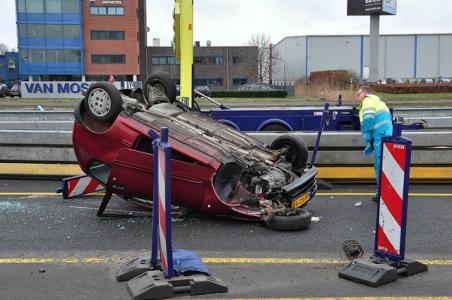 Vrouw belandt met auto op zijn kop op de A59 (Maasroute) Waalwijk