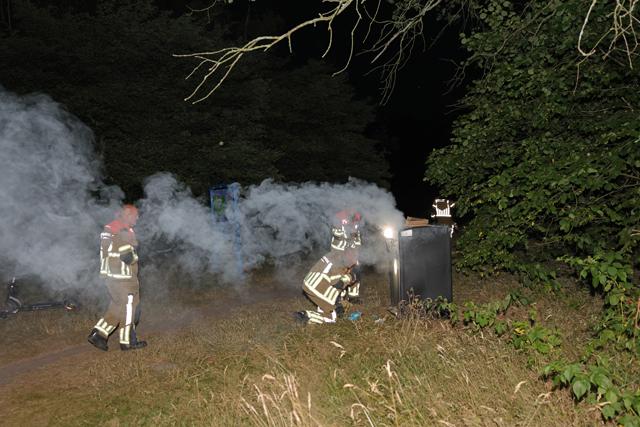 Brandweer blust containerbrand bij Het Lido