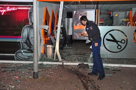 Auto rijdt kapperszaak binnen aan de Irenestraat Waalwijk