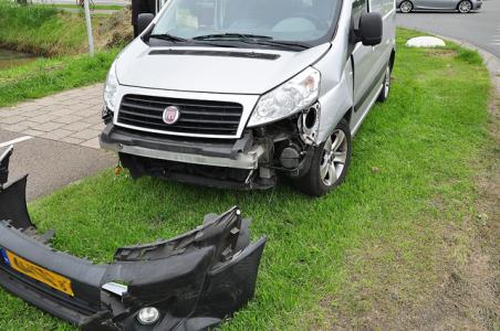 Auto&#039;s lopen flinke schade op bij botsing aan de Altenaweg Waalwijk