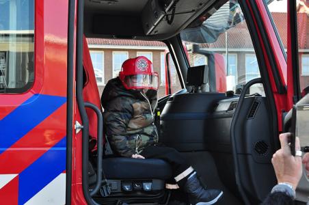 Brandweer verrast kinderen bij voorstelling van brandweerman Sam aan het Vredesplein Waalwijk