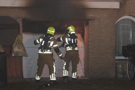 Hond gered bij brand in garage van woning aan de Eerste Zeine Waalwijk