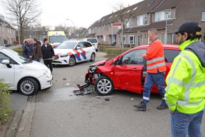 Twee auto’s botsen op elkaar aan de Burgemeester Teijssenlaan Waalwijk