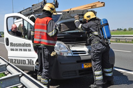 Bestuurder schrikt door rokende auto op de A59 (Maasroute) Waalwijk