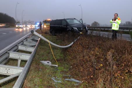 Bestuurder rijdt lantaarnpaal uit de grond op de Midden-Brabantweg Waalwijk