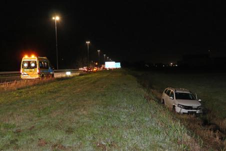 Auto belandt in de sloot langs de A59 (Maasroute) Waalwijk