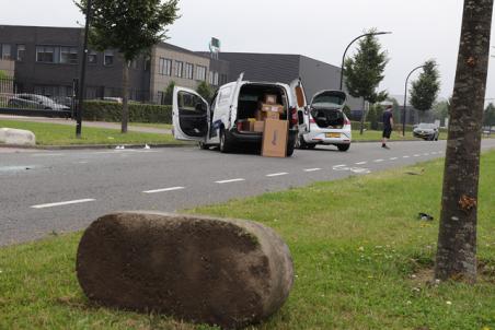 Automobilist botst met auto tegen betonblok aan de Van Harenstraat Waalwijk