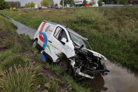 Bestuurder gewond als hij met bus van A59 bij Waalwijk in sloot rijdt