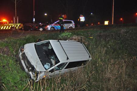 Auto vliegt uit de bocht bij Waalwijk-Oost