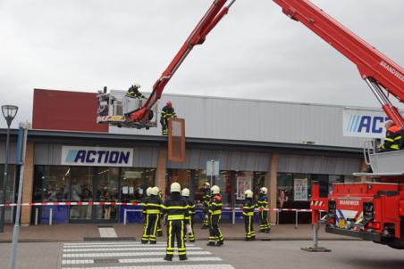Brandweer haalt losse dakplaten van dak Action Waalwijk