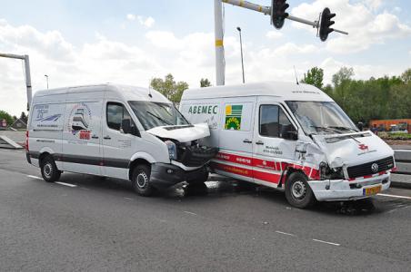 Botsing tussen 2 bestelbusjes op de Midden-Brabantweg Waalwijk