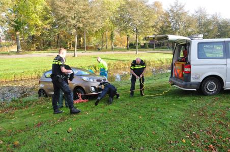 Automobilist rijdt achteruit de sloot in aan de Bachlaan Waalwijk