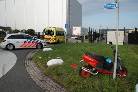 Man glijdt onder vrachtwagen door na botsing in Waalwijk