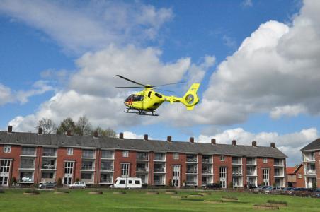 Traumahelikopter landt in woonwijk Waalwijk: kind met spoed naar ziekenhuis