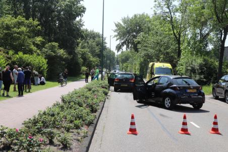 Vrouw raakt gewond bij botsing tussen twee auto’s aan de Bachlaan Waalwijk