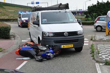 Automobilist botst tegen snorscooter aan de Cartografenweg Waalwijk
