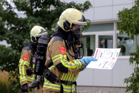 Brandweer oefening bij Maiburg schuurtechniek aan de Schutweg Waalwijk