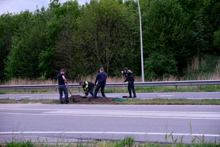 Auto met aanhanger geschaard op de Midden-Brabantweg Waalwijk