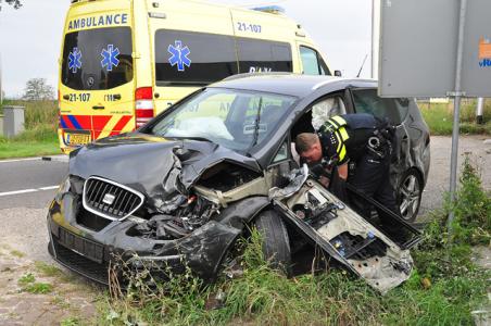 Auto schiet door op A59 bij Waalwijk en ramt geparkeerde camper