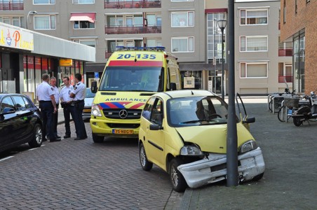 Brommobiel botst tegen lantaarnpaal aan het St. Jansplein Waalwijk
