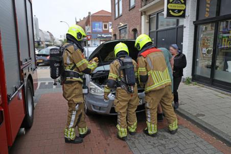 Bestuurder ziet rook onder zijn motorkap vandaan komen aan de Grotestraat Waalwijk