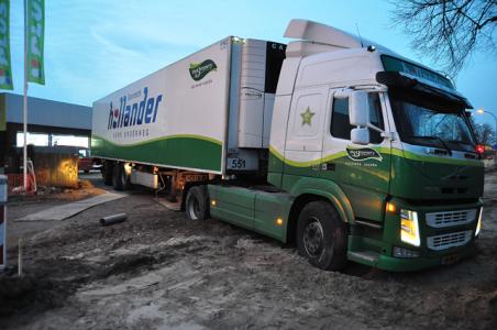 Vrachtwagen staat volledig vast in het zand bij Plus in Waalwijk