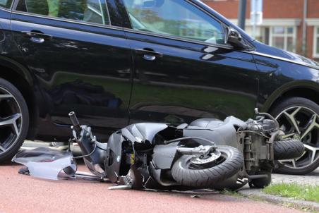 Aanrijding tussen snorscooter en auto op het Halve Zolenpad Waalwijk