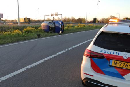 Auto op zijn kant op de A59 (Maasroute) Waalwijk