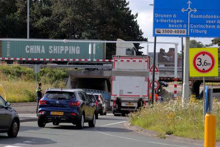 Waarschuwingsbalk voorkomt aanrijding met berucht viaduct aan de Hertog Janstraat Waalwijk