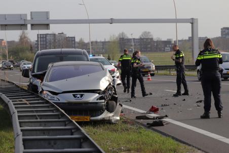 Flinke aanrijding tussen drie auto’s op de Midden-Brabantweg Waalwijk