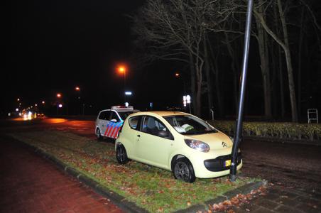 Vrouw botst met auto tegen lantaarnpaal in Waalwijk