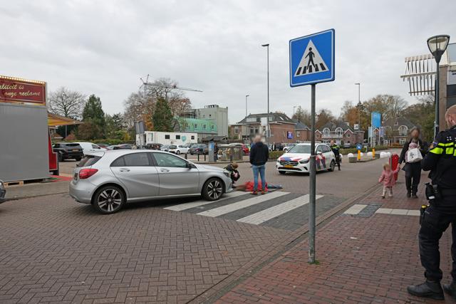 Vrouw aangereden op zebrapad bij Action in Waalwijk
