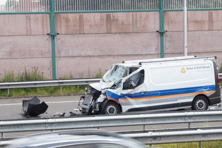 A59 bij Waalwijk weer vrij na ongeval met bestelbus en vrachtwagen