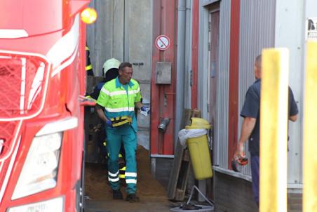 Chauffeur bedolven onder veevoer bij Jonker Petfood in Waalwijk